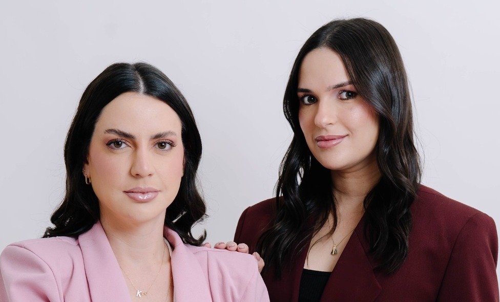 Ana, de blazer rosa, e Karol, de blazer vinho, fundadoras do HarmoniKA